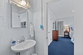 Blount Cottage 5 Bedroom Home by RedAwning