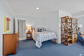 Blount Cottage 5 Bedroom Home by RedAwning