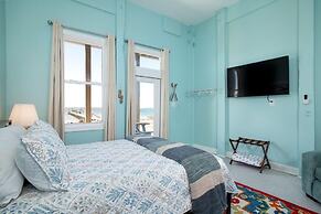 Straits Serenity 3 Bedroom Home by RedAwning