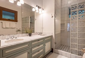 Historic Roe Parker 1 Bedroom Home by RedAwning