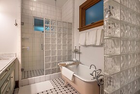 Historic Roe Parker 1 Bedroom Home by RedAwning