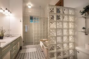 Historic Roe Parker 1 Bedroom Home by RedAwning