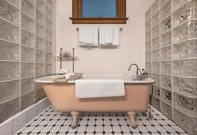 Historic Roe Parker 1 Bedroom Home by RedAwning