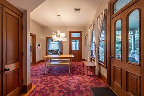 Historic Roe Parker 1 Bedroom Home by RedAwning