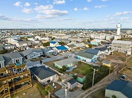 Salt Life 3 Bedroom Home by RedAwning