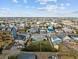 Salt Life 3 Bedroom Home by RedAwning