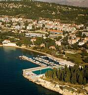 Beachfront Apartment Drazen, With Patio & Parking