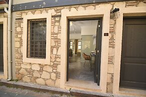 Warm Studio Flat with Patio LOTUS