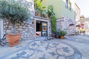 Warm Studio Flat with Patio LOTUS