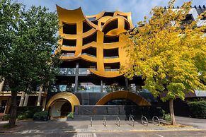 2-bed in South Melbourne w/ Beautiful City Views