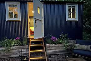 Shepherd's Hut - Sleeps 2 - Pet Friendly - Parking