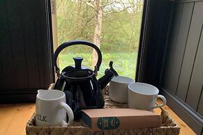Shepherd's Hut - Sleeps 2 - Pet Friendly - Parking