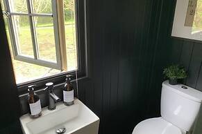 Shepherd's Hut - Sleeps 2 - Pet Friendly - Parking