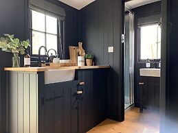 Cornwall Woodland Dog Friendly Shepherd's Hut