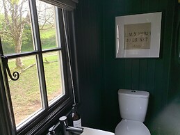 Cornwall Woodland Dog Friendly Shepherd's Hut