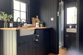 Shepherd's Hut - Sleeps 2 - Pet Friendly - Parking