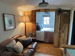 Cornwall Woodland Dog Friendly Shepherd's Hut