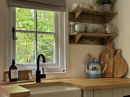 Cornwall Woodland Dog Friendly Shepherd's Hut