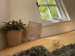 Cornwall Woodland Dog Friendly Shepherd's Hut