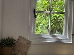 Cornwall Woodland Dog Friendly Shepherd's Hut