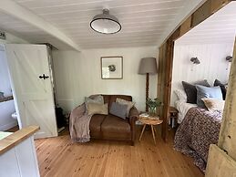 Cornwall Woodland Dog Friendly Shepherd's Hut