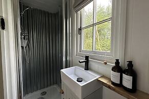 Shepherd's Hut - Sleeps 2 - Pet Friendly - Parking
