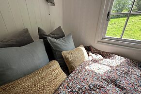 Shepherd's Hut - Sleeps 2 - Pet Friendly - Parking