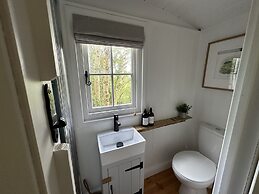Cornwall Woodland Dog Friendly Shepherd's Hut