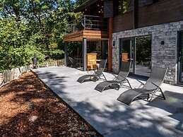Chalet in the Woods With Jacuzzi and Sauna