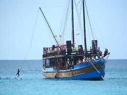 9b Seascape 2 Bedroom Villa by RedAwning