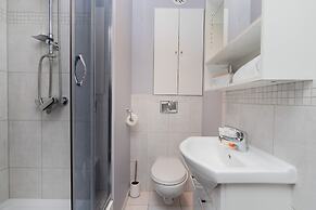 Dworska Apartment by Renters