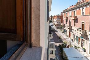 Welcomely - Xenia Boutique