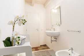 Welcomely - Xenia Boutique