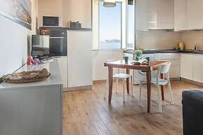 Welcomely - Waterfront Home a Balcony on the sea