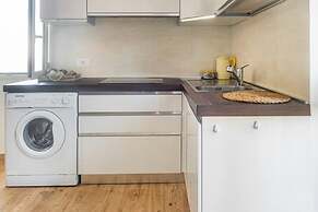 Welcomely - Waterfront Home a Balcony on the sea