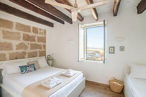 Welcomely - Waterfront Home a Balcony on the sea