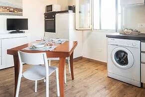 Welcomely - Waterfront Home a Balcony on the sea