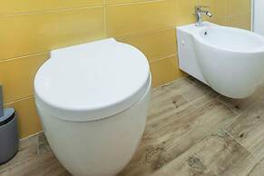 Welcomely - Waterfront Home a Balcony on the sea