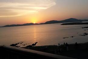 Welcomely - Waterfront Home a Balcony on the sea