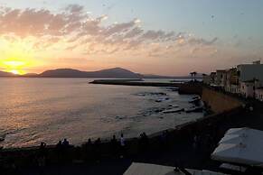 Welcomely - Waterfront Home a Balcony on the sea