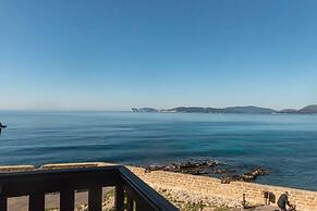 Welcomely - Waterfront Home a Balcony on the sea