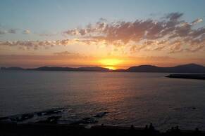Welcomely - Waterfront Home a Balcony on the sea