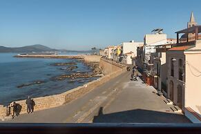 Welcomely - Waterfront Home a Balcony on the sea