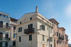 Welcomely - Waterfront Home a Balcony on the sea
