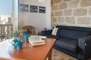 Welcomely - Waterfront Home a Balcony on the sea