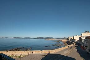 Welcomely - Waterfront Home a Balcony on the sea
