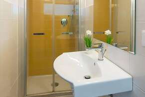 Welcomely - Waterfront Home a Balcony on the sea