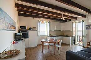 Welcomely - Waterfront Home a Balcony on the sea