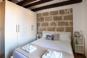 Welcomely - Waterfront Home a Balcony on the sea