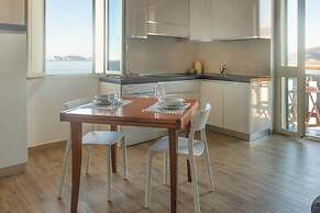 Welcomely - Waterfront Home a Balcony on the sea